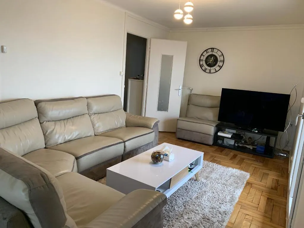 Chambre Confortable Avec Un Lit Double location